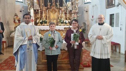 Bild: soj
Pfarrer Pater Anish George (links) und Kirchenpfleger Stefan Kausler verabschiedeten Christa Schiener und Marita Kuchenreuther (Zweite und Dritte von links) aus dem Pfarrgemeinderat.