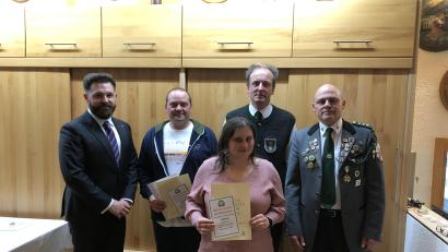 Bild: adj
Bürgermeister Sebastian Dippold gratuliert Markus Hanecker (40 Jahre Verein, BSSB und DSB), Ramona Hoffmann (10 Jahre Verein und BSSB) und Wolfgang Huber (40 Jahre Verein, BSSB und DSB) zu ihrer Vereinstreue, ebenso Schützenmeister Norbert Schwarz (von links).