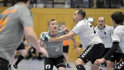 Archivbild: Hubert Ziegler
David Zilak (am Ball) war mit zehn Treffern bester Werfer der HG Amberg.