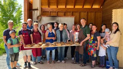 Bild: nza
Viele leckere Brote stellten die Teilnehmer am Brotbackkurs her. Glücklich über den harmonischen Verlauf zeigten sich Organisator Andreas Heinz (Dritter von links) und Kräuterpädagogin Angela Marmor (Fünfte von links).