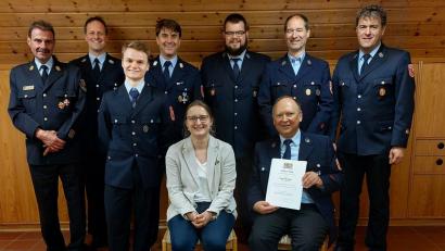 Bild: R. Kreuzer
Der Vorstand der Freiwilligen Feuerwehr Neunkirchen stellt sich neu auf. Neuer Vorsitzender ist Gerd Miederer (hinten, rechts). Der bisherige Vorsitzende Peter Rodler (sitzend, rechts) war nach 13 Jahren zurückgetreten.
