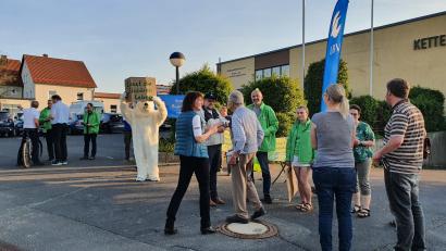 Bild: kaz
Vertreter vom Aktivkreis Engelmannsholz, LBV und Greenpeace hatten sich vor dem Kettelerhaus positioniert, um ihre Ansicht zum geplanten Gewerbegebiet im Engelmannsholz dazulegen.