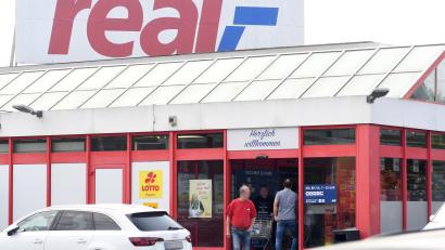 Bild: Gabi Schönberger
Rot und Blau sind bislang die Hausfarben der Real-Märkte, wie hier in Weiden in der Neustädter Straße. Ab 1. Juli wechselt das neue Corporate Design zu Orange.