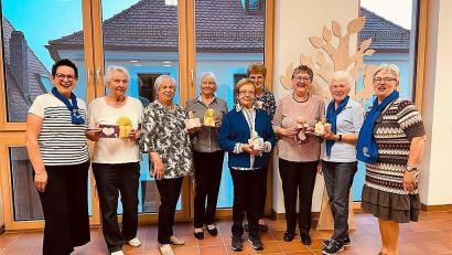 Bild: stg
Christine Pfeiffer (rechts) und Claudia Melchner (links) vom Führungsteam des Pressather Frauenbunds nahmen die Ehrungen vor.