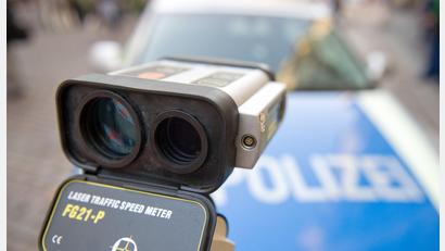Symbolbild: Bernd Thissen/dpa
Ein Laser-Messgerät zur Geschwindigkeitskontrolle. Die Oberviechtacher Polizei hat 2021 die Kontrollstunden erhöht.