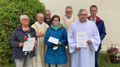Bild: Nilklas Giedl/exb
Verabschiedung der ausgeschiedenen Pfarrgemeinderatsmitglieder (von links): Anita Gräß, Stadtpfarrer Ludwig Gradl, Pfarrgemeinderatssprecher Carsten-Armin Jakimowicz, Monika Stark, Pfarrer Maciej Kolanowski, Walter Sollik und Thomas Holzner.