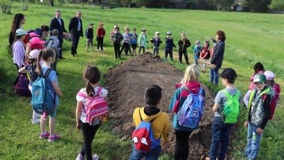 Bild: Stadt Tirschenreuth/exb
Bei der Aussaataktion des Museumsquartiers verfolgen die Kinder und ihre Begleiterinnen aufmerksam die Ausführungen von Erika Rahm (hinten rechts). Mit dabei waren auch Bürgermeister Franz Stahl (hinten rechts) und Hans Enslein (hinten links). .