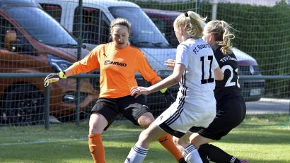 Bild: Hubert Ziegler
Torhüterin Alexandra Maul (links) vom TSV Theuern klärt gerade noch vor Lisa Käser (Mitte) vom FC Ruderting, Lena Kattner (rechts) versucht, ihre Gegenspielerin abzudrängen.