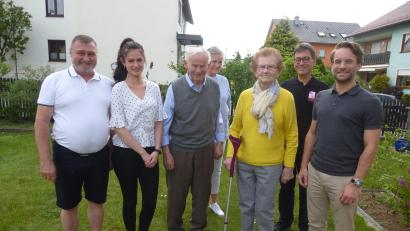 Bild: bk
Zum 90.Geburtstag von Eduard Schreglmann (Mitte) gratulierten auch amtierender Bürgermeister Severin Hirmer und KAB-Vorsitzender Martin Eheim (von rechts)