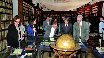 Bild: Daniel Richter
Großes Interesse umkreist den Globus des weltweiten Jesuiten-Netzwerkes. Die ausgestellten Bücher überliefern Irrtümer und Geschichten von Japan bis in die Oberpfalz.