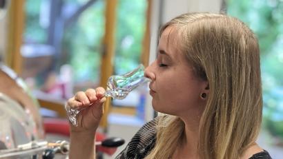 Bild: Graf/exb
Studentin Sophia Fischer hat einen eigenen Gin kreiert und gebrannt, der sich "Lambda 0,9" nennt, ein Begriff aus der Motorsportszene.