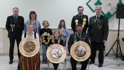 Bild: rwo
Die neuen Würdenträger der Sportschützen Kastl: Schützenliesl Michaela Pühl, Jugendkönigin Linda Wagner und Schützenkönig Michael Pühl (sitzend, von links) sowie (stehend, von links) Sportleiter Lukas Haberkorn, Zweite Schützenliesl Monika Stahl, die stellvertretenden Jugendköniginnen Fiona Merkl und Emily Busch, Dritter Schützenkönig Michael Buchbinder und Vorsitzender Wolfgang Raps.