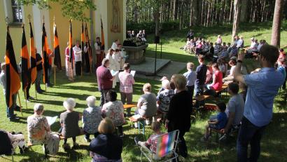 Bild: kro
Die Bezirks-Maiandacht der Kolpingsfamilien fand am späten Sonntagnachmittag im Freien an der Steinbergkirche statt.