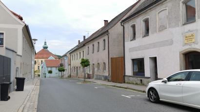 Bild: Portner
Die rechte Seite der Nabburger Straße ist von Leerständen geprägt. Im Stadtrat wurde die Quartierstudie „Stadtmitte“ vorgestellt und die Ziele diskutiert.