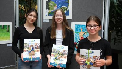Bild: Hirsch
Carmina Krätzig vom Gymnasium Nabburg, Sarina Krämer vom Ortenburg-Gymnasium Oberviechtach und Lisa Braun von der Grundschule Wernberg-Köblitz (von links) gehören zu den Gewinnern des Schulmalwettbewerbs des Oberpfälzer Seenlandes.