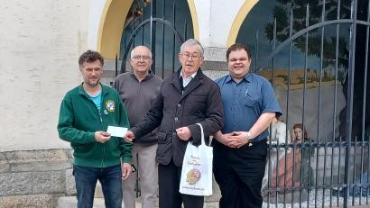 Bild: Kolping Mitterteich/exb
KRSK-Vorsitzender Wolfgang Danler (von links) nahm die Spende von Johann Gruber, Erhard Sommer und Kaplan Daniel Schmidt entgegen.