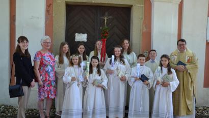 Bild: gi
Erstkommunion wurde am Sonntag in der Wieskirche mit Pfarrer Udo Klösel gefeiert. Dazu gratulierten auch ihre Lehrerin Miriam Höcherl und Rektorin Ulrike Uhlemann (von links).