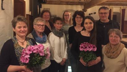 Bild: Hildegard Lingl/exb
Bürgermeisterin Sonja Meier (links) kann auf die Gartler bauen. Im Bild zweite Vorsitzende Hildegard Lingl, Kreisgartenfachberaterin Heidi Schmid, die Vorsitzenden Martina Irlbacher, Nicole Spachtholz und Anita Dietl, Simone Eibl sowie die verabschiedeten Vorstandsmitglieder Hans Hutzler und Annelie Dietl.