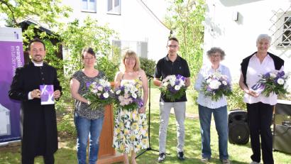 Bild: wku
Die Autoren der Chronik über die evangelische Kirchengemeinde Hirschau (von links): Pfarrer Stefan Fischer, Margot Biegler, Pfarrerin Heidi Kurz, Felix Riemer, Evi Gerlach und Ingrid Schlosser.
