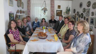 Bild: jzk
Sichtlich wohl fühlte sich Margarethe Miethig (Siebte von rechts) im Kreis ihrer Gratulanten zu ihrem 90. Geburtstag.