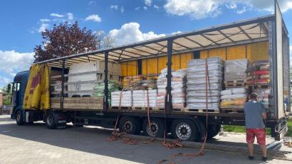 Bild: opp
Die Hilfe kommt bald: 27 Europaletten bepackt mit Futtermittel sind auf dem Weg nach Winnyzja. Mitten im Kriegsgebiet in der Ukraine herrschen unvorstellbare Zustände für die gehaltenen Tiere.