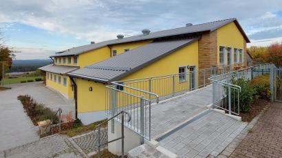 Bild: e
"Parteiübergreifend zusammenarbeiten und die beschlossenen Maßnahmen gemeinsam umsetzen" will der Schnaittenbacher Stadtrat. Dafür steht das neue Vereinsheim in Kemnath, das am Sonntag, 22. Mai, eingeweiht wird. Der Stadtrat hat vor drei Jahren den Startschuss zum Umbau der einstigen Schule zum Vereinsheim und für eine Investition gegeben, von der die Nachwelt noch lange zehren kann.