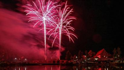 Archivbild: Lions-Club Tirschenreuth/exb
Ein Feuerwerk über der Fischhofbrücke in einer lauen Sommernacht – spektakulärer kann ein Abend im Fischhofpark Tirschenreuth nicht enden..