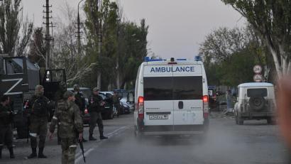Bild: Alexey Kudenko
Das von der staatlichen russischen Nachrichtenagentur Sputnik veröffentlichte Bild soll einen Krankenwagen mit verwundeten ukrainischen Soldaten in Mariupol zeigen.