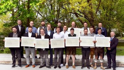 Bild: Fotostudio Schwarz/exb
Handwerkskammer-Vize Christian Läpple (rechts) und Bereichsleiter Andreas Keller (hintere Reihe, rechts) gratulierten den frisch gebackenen Elektrotechnikermeistern.