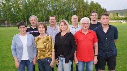 Bild: fvo
Die neue Führungsriege des TC Waldthurn mit Vorsitzendem Josef Götz (Dritter von rechts). Im Bild von links: Maria Golla, Manfred Holbaum, Irmgard Kick, Wolfgang Golla, Kerstin Schicker, 2. Bürgermeister Roman Bauer, Vorsitzender Josef Götz, Dominik Klos und Daniel Strunz.
