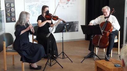 Bild: Frank Holzförster/exb
Das Trio mit Viola Schweinfurter, Stefanie Heinrich und Michael Gareis (von links) spielte ein Benefizkonzert im GEO-Zentrum an der KTB.