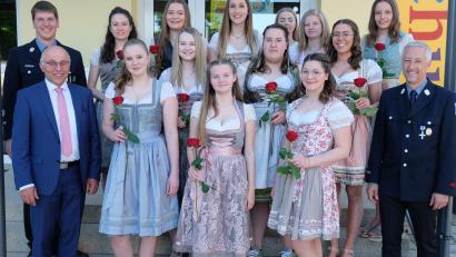 Bild: do
Die Festdamen der Feuerwehr Speinshart mit Bürgermeister Albert Nickl, Kommandant Christian Höllerl (links) und Feuerwehr-Vorsitzenden Stefan Schedl (rechts). Beim Empfang fehlten einige "Botschafterinnen der Gemeinde"