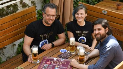 Bild: Petra Hartl
Konstantin Schatz (links), Mercedes Mayerl und Maximilian Winkler sprechen bei einem Bier über die Reihe „Teufelsbäck Live“.