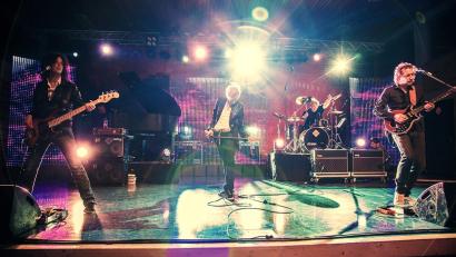 Bild: Christian Simmerl
Markus Engelstädter spielt auf dem Basalt Open Air mit seiner Band "The Magic Of Queen" in Parkstein.
