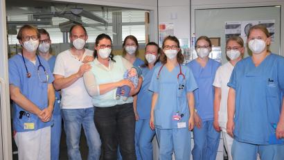Bild: Klinikum Bayreuth
Nach gut fünf Monaten haben es Felix und seine Eltern mit Hilfe des Teams der Kinderklinik der Klinikum Bayreuth GmbH geschafft. Sie dürfen nach Hause. Felix war bei der Geburt nur 650 Gramm schwer.