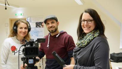 Archivbild: Gabi Schönberger
Cirta Rosbach, Philipp Reich und Sandra Schug (von links) vom Jugendmedienzentrum T 1 wünschen sich eine weitere Kollegin oder einen Kollegen. Die erhoffen sie sich durch Zuschüsse für eine weitere Stelle aus Weiden und Neustadt.