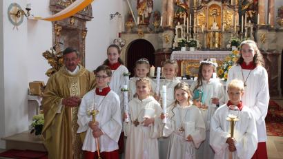 Bild: aun
Fünf Kinder aus Utzenhofen empfangen erstmals die Kommunion. Den Gottesdienst zelebriert Pfarrer Klaus Birnthaler (links).
