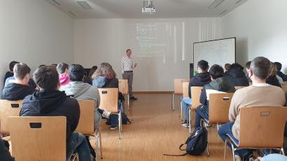 Bild: BSZ Wiesau/exb
Den Fachvortrag am Informatik-Campus (BSZ Wiesau) gestaltete der ehemalige Schüler Sebastian Maischl (vorne, Mitte).