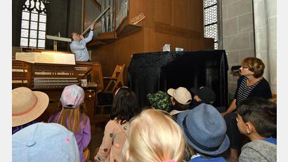 Bild: Petra Hartl
Statt "Sendung mit der Maus" eine "Führung mit der Maus": Kirchenmusiker Bernhard Müllers erklärte Kindern, wie die Orgel von St. Martin funktioniert. Kirchenmaus Martina spielte dabei auch eine Rolle.