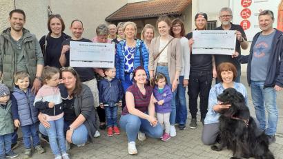 Bild: hka
Gruppenbild mit Hund und Schecks: Spender und Empfänger des Erlöses aus dem Dart-Turnier in Hahnbach freuen sich gemeinsam.