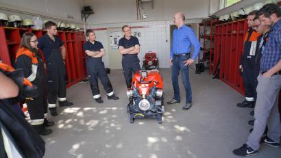 Bild: fvo
Stefan Ludwig (rechts neben Tragkraftspritze) von der Firma Ludwig Feuerschutz aus Bayreuth erklärt den interessierten Lennesriether Feuerwehrleuten im Feuerwehrgerätehaus in Albersrieth die neue Tragkraftspritze „Rosenbauer Fox 4 Generation“.