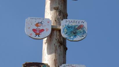 Bild: do
Eine gute Idee, schon die Kinder an die Maibaum-Tradition heranzuführen, fanden die Thomasreuther. So war der Dorfnachwuchs für das Schmücken das Maibaumes 2022 mit viel künstlerischem Geschick zuständig.