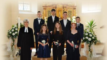 Bild: Jäger/exb
In der evangelischen Kirchengemeinde Poppenricht feiern sieben junge Christen Konfirmation.