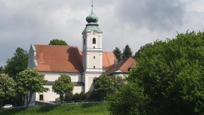 Bild: Gabi Schönberger
Die Liebhaber der Neustädter Serenaden dürfen in diesem Sommer bis zu sieben Mal zur Klosterkirche St. Felix pilgern. Der Hof hinter Kloster und Gotteshaus dient als Ausweichquartier für die Freizeitanlage, bei der es momentan Schwierigkeiten mit der Bewirtschaftung gibt.