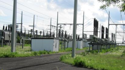 Bild: fg
Das Umspannwerk beim Sportpark Hirschau soll als Einspeisepunkt für mehrere Freiflächen-Photovoltaikanlagen dienen. Allerdings wären für den Anschluss aus dem Bereich Ehenfeld Leitungen quer durch die Stadt nötig, was die Stadträten nicht für günstig halten.