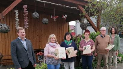 Bild: Martina Memmel/exb
Stadtpfarrer Thomas Kraus (links) und die neue PGR-Sprecherin Martina Memmel (rechts) dankten den scheidenden Pfarrgemeinderäten (von links) Maria Drechsler, Liane Preininger, Sigrid Reger-Scharf und Josef Krauß für ihr Engagement in den vergangenen Jahren.