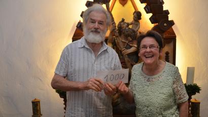 Bild: dob
1000 Euro nimmt Pater Ferdinand aus Tröbes von Christa Wildenauer in der Christophorus-Kapelle entgegen. Im Kongo kann er damit viel Gutes bewirken.