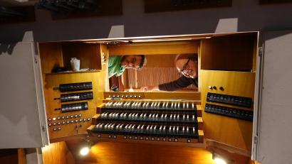Bild: gac
Christoph Schindler (rechts) und sein Sohn Dominik bei der Arbeit hinter dem Spieltisch der großen Schmidt-Weigle-Orgel in der Sulzbacher Christuskirche.