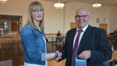Bild: jr
Franziska Weiß aus Schachten wurde als neue Ortssprecherin von Bürgermeister Klaus Meyer verpflichtet. Sie löst ihre Schwester Barbara ab, die beruflich verzogen ist.