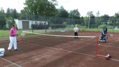 Bild: Netzwerk Inklusion Landkreis TIR/exb
Doris Scharnagl-Lindinger und Sohn Leon haben mit einigen Clubmitgliedern erste Erfahrungen beim „Rollstuhl und Fußgänger-Tennis“ gesammelt. In einem Sport-Rolli sitzend und mit dem Schläger in der Hand lässt sich "RuF" als Teamsport erleben.